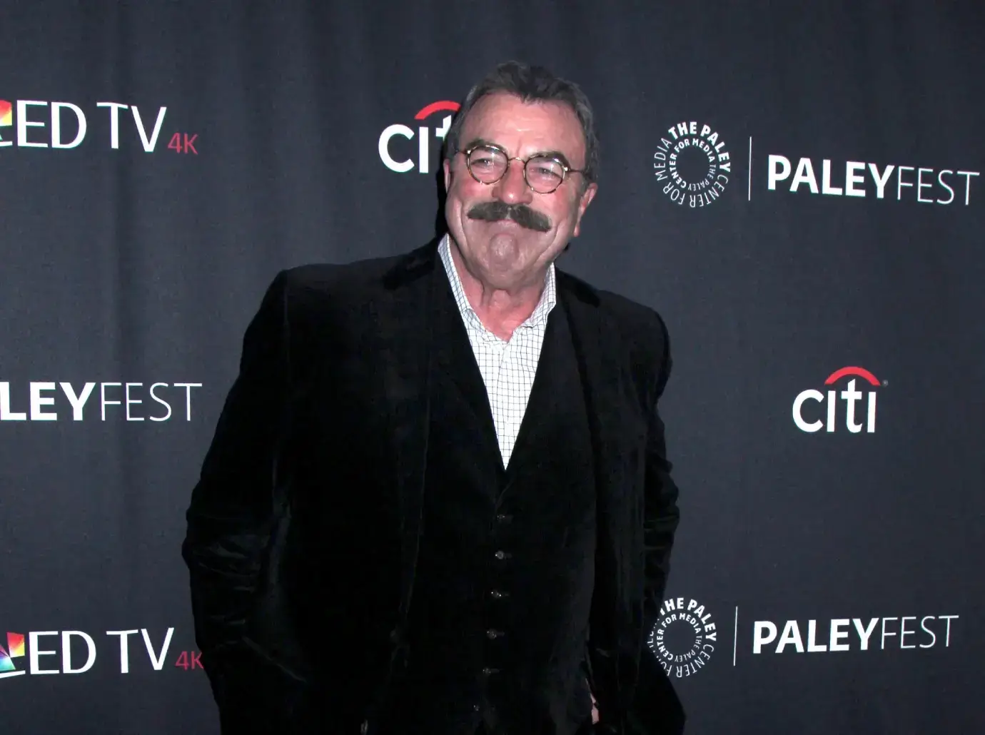 TOM SELLECK HAD LET GO OF HIS ICONIC MUSTACHE - Actual news